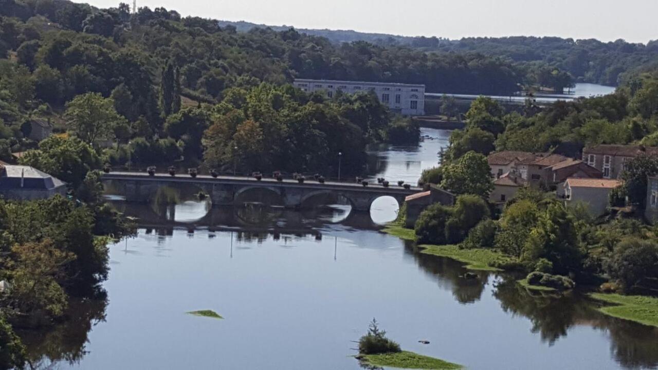 Maison La Roche Chambre D'Hotes Le Vigeant Bagian luar foto