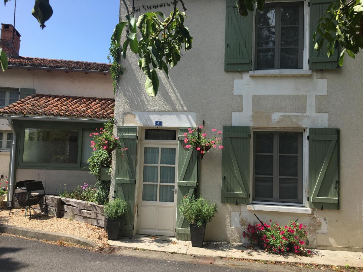 Maison La Roche Chambre D'Hotes Le Vigeant Bagian luar foto