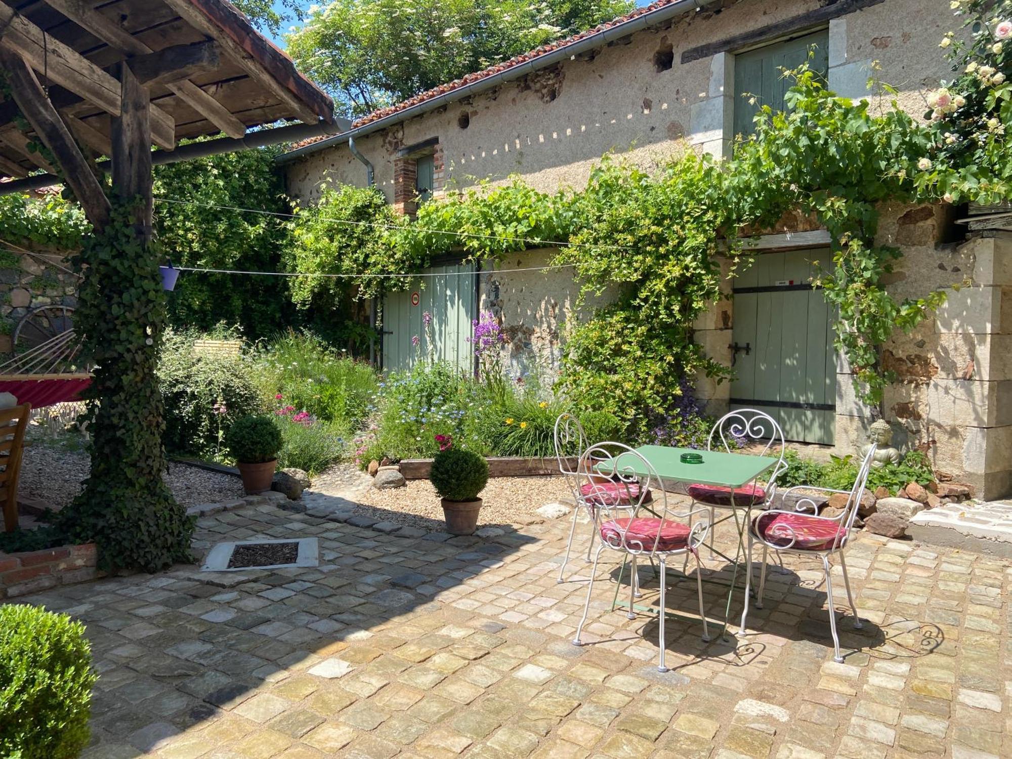 Maison La Roche Chambre D'Hotes Le Vigeant Bagian luar foto